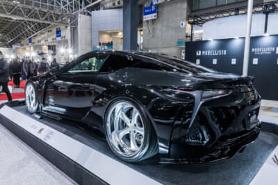 レクサス LC500：左側にはWORK VS KF＃のライトグレーイッシュシルバーを装着