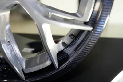 写真のモデルは、光の当たり方でブルーに見えるカーボンリム