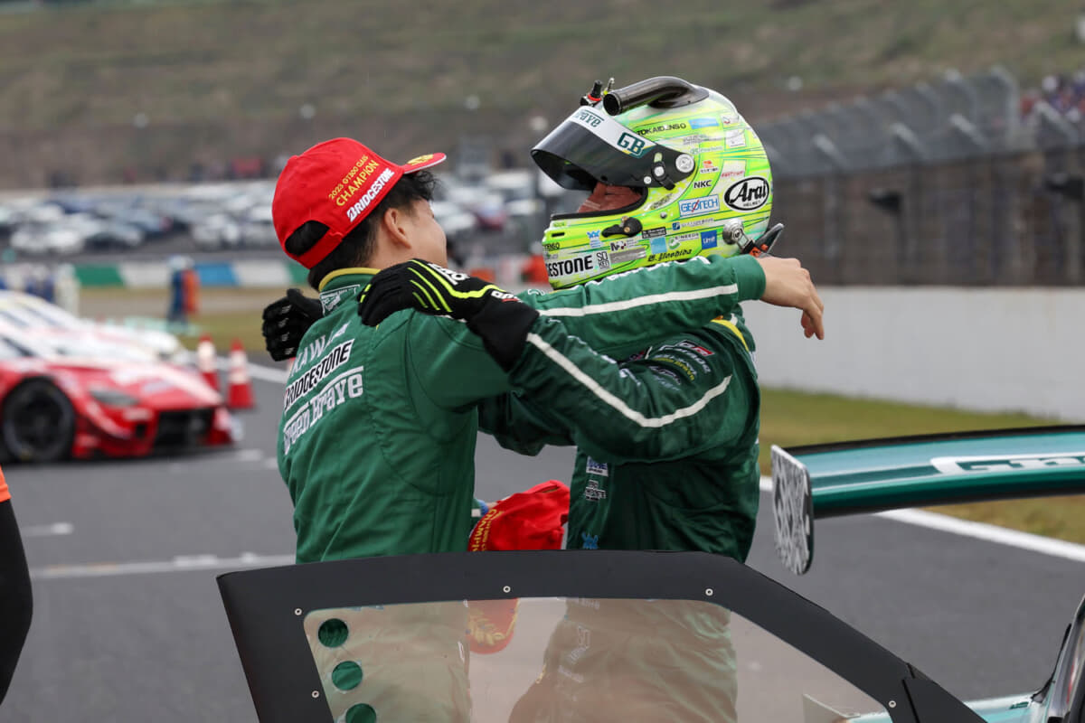 年間王者を喜ぶ吉田広樹と川合孝汰