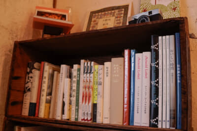 店内には、オーナー“moemi”さんのセレクトした多彩なジャンルの読みたい本、好きな本が並んでいる