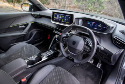 プジョー 2008 GT ブルーHDi：超小径ステアリングホイールと、その上縁に配されるメーターパネルは現代プジョーのアイコンでもある