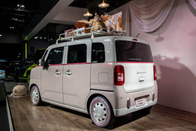 スズキ ワゴンRスマイル ヨーロピアンアンティーク：ピンクを基調にしながらいくつもの色を組み合わせている