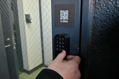 ベースの館内に入るには入念なセキュリティが施されている