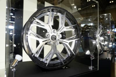 ディスク部はデザインの違いだけでなく、例えば07Mのように、表からはピアスボルトが見えない構造にしたモデルもラインアップされている