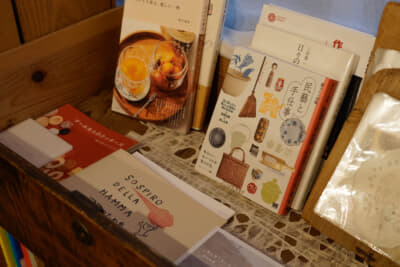 店内には、オーナー“moemi”さんのセレクトした多彩なジャンルの読みたい本、好きな本が並んでいる
