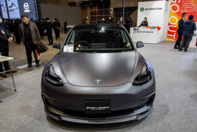 テスラ モデル3：スーパーオートバックス KOBEが「大人カスタム」をテーマに製作した車両