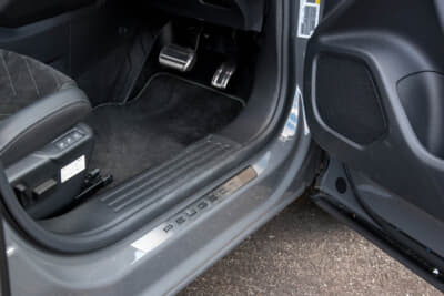 プジョー 2008 GT ブルーHDi：サイドシルは大きめでボディ剛性を支えている