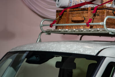 スズキ ワゴンRスマイル ヨーロピアンアンティーク：ルーフにはレースの花柄があしらわれる