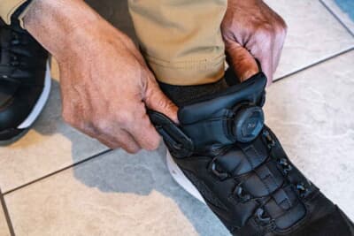 ミズノ オールマイティ LSII 73M BOA：どんなシューズでも脱ぎ履きを繰り返すと履き口が擦り減りやすい。ミズノは履き口の内側に合成皮革を採用し、擦り減らしを軽減。これは日常使いでも嬉しい仕様と言えるだろう