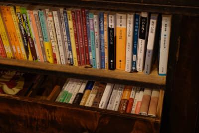 店内には、オーナー“moemi”さんのセレクトした多彩なジャンルの読みたい本、好きな本が並んでいる