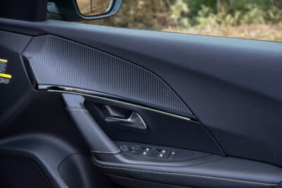 プジョー 2008 GT ブルーHDi：ドアパネルも未来感のあるデザイン