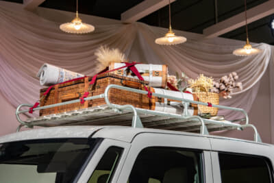 スズキ ワゴンRスマイル ヨーロピアンアンティーク：ルーフラックはピクニックを感じさせる演出