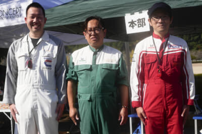 運営スタッフ3名も、当時のディーラーの整備服をイメージしたツナギを着用