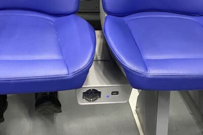 ローマを走る日立製の在来線には、コンセントやUSBも備わっています