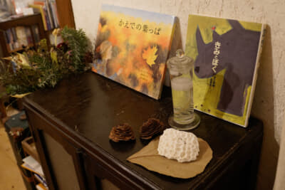 店内には、オーナー“moemi”さんのセレクトした多彩なジャンルの読みたい本、好きな本が並んでいる