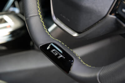 プジョー 2008 GT ブルーHDi：インテリア各部にライムグリーンのステッチがあしらわれる