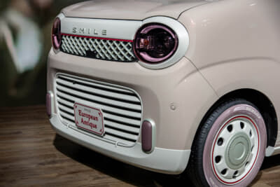 スズキ ワゴンRスマイル ヨーロピアンアンティーク：ヘッドライトやグリルまわりもピンクで演出