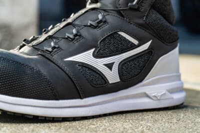 ミズノ オールマイティ LSII 73M BOA：サイド部分には夜間の作業時などで光を反射する反射板を採用し、またニット風メッシュにより通気性を実現させ、ムレなどを防止する