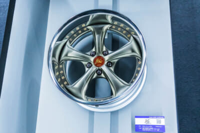 WORK VS KF＃：18インチのアッシュチタンに、レッドセンターキャップ、ゴールドピアスボルト、ゴールドエアバルブの組み合わせ