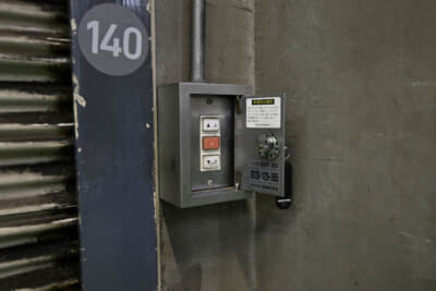 自分でシャッターを開閉してクルマを入れ替える。乗ってきたクルマはそのまま置いておける