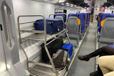 ローマを走る日立製の在来線にはスーツケースなどの大型荷物を置ける棚も備わっています。車両によっては棚がベビーカーコーナーになっていることも