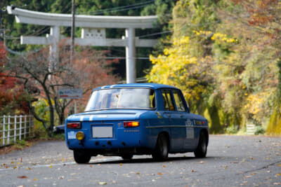 石鎚山の鳥居を潜ろうとしているのは丸山さんのルノー8ゴルディー二