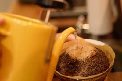 ここで提供してくれるコーヒーは、隣接する「みんなのコーヒー」でブレンドした「読×舎」オリジナル、ゆっくりと2階の広間でも楽しめる