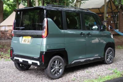 三菱 デリカミニ：テールゲートガーニッシュはDELICA MINIのロゴが大きく配される