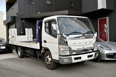 代車や積載車も完備。P-Factoryに預けている間の移動手段を心配する必要はない
