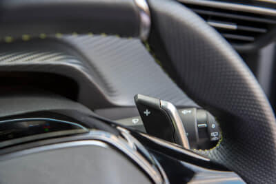 プジョー 2008 GT ブルーHDi：パドルシフトはステアリングコラム側に固定