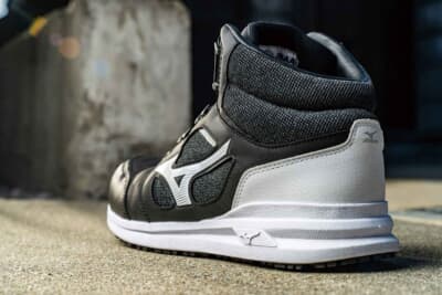 ミズノ オールマイティ LSII 73M BOA：踵の部分には、格子状のくぼみを持たせたセル構造のミッドソールを採用することで、クッション性能をアップさせている