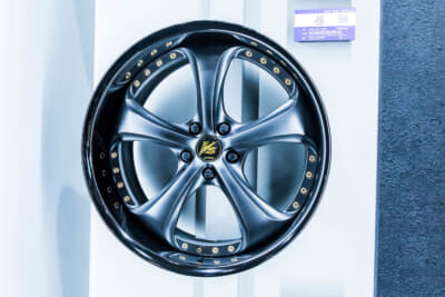 WORK VS KF＃：20インチのマットブラックに、レッドセンターキャップ、ゴールドピアスボルト、ゴールドエアバルブ、ブラックアルマイトリムの組み合わせ