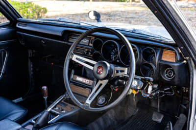 日産 スカイライン 2000GT-R：ステアリングホイールの大きさに佐々木藍咲さんは面食らっていた