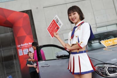 カーオーディオネットブースには、各店自慢のオーディオカスタムが施されたデモ車とイメージガールが登場