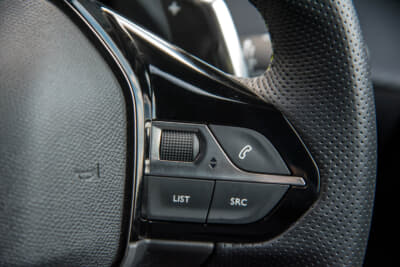 プジョー 2008 GT ブルーHDi：ステアリング右側には電話や選曲のスイッチ