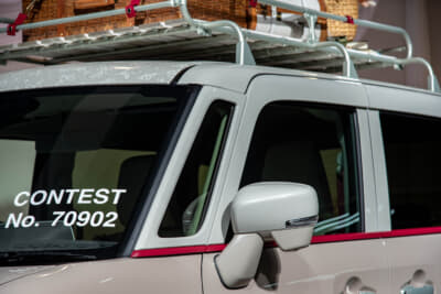 スズキ ワゴンRスマイル ヨーロピアンアンティーク：スズキ ワゴンRスマイル ヨーロピアンアンティーク：ピンクを基調にしながらいくつもの色を組み合わせている