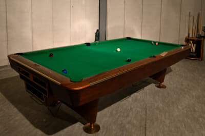 2階にはビリヤードなどもある