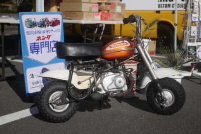 出展社もホンダイメージの陳列でイベントを盛り上げた。こちらは「ジンギーズ」に並んでいた「モンキー」