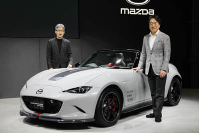 マツダ スピリット レーシング ロードスター12Rと、マツダの代表取締役社長兼CEO・毛籠勝弘氏（右）、同社シニアフェローブランドデザイン兼MAZDA SPIRIT RACING代表・前田育男氏（左）