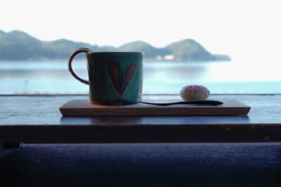 瀬戸中海に浮かんだ大島を眺めながら一杯のコーヒーを楽しむ。“moemi”さんが特約菓子店で仕入れる練り切りも上品でベストマッチ