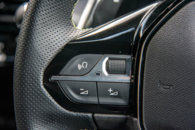 プジョー 2008 GT ブルーHDi：ステアリング左側はボリューム調整のスイッチと、ダイヤルはメーターパネルのデザイン選択