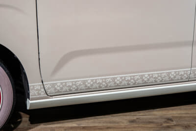 スズキ ワゴンRスマイル ヨーロピアンアンティーク：ボディサイドにも花柄があしらわれる