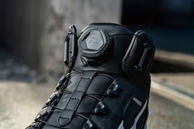 ミズノ オールマイティ LSII 73M BOA：BOA フィットシステムは、ダイヤルを押し込んで回すことでホールドし、ダイヤルを引き上げることでリリースすることができ、とても使いやすい