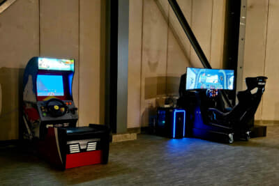2階には往年のレースゲームや最新のドライビングシミュレータもある