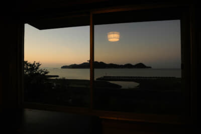 ぜひマジックアワーに、瀬戸中海に浮かんだ大島を眺めながら一杯のコーヒーを楽しんでいただきたい