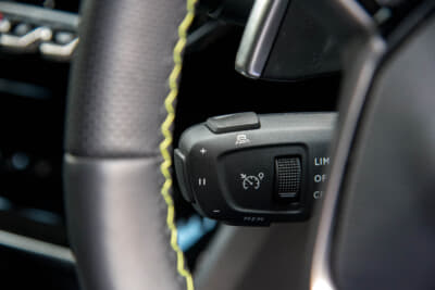 プジョー 2008 GT ブルーHDi：ステアリング左側に独立して設けられるACCスイッチ類は、プジョー＆シトロエンでおなじみもの