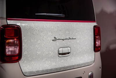 スズキ ワゴンRスマイル ヨーロピアンアンティーク：リアゲートにもレースの花柄があしらわれる