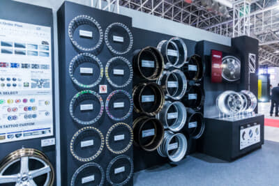 WORKホイールが行なっているリムアレンジやセミオーダーカラー、ピアスボルトカラー、特殊PCDなどのカスタムオーダーをわかりやすく展示したディスプレイ