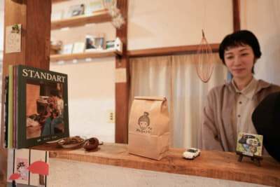 隣接する「みんなのコーヒー」でブレンドした「読×舎」オリジナルコーヒー豆は、もちろんテイクアウトも可能だ