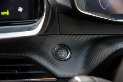 プジョー 2008 GT ブルーHDi：エンジンスタートボタンはドライバーの左側